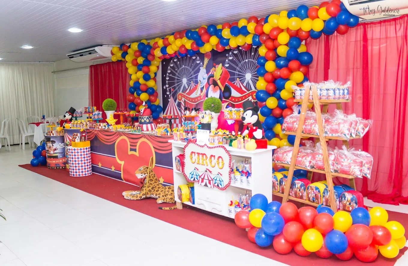 Mesa de festa infantil tema circo com balões vermelhos, azuis e amarelos